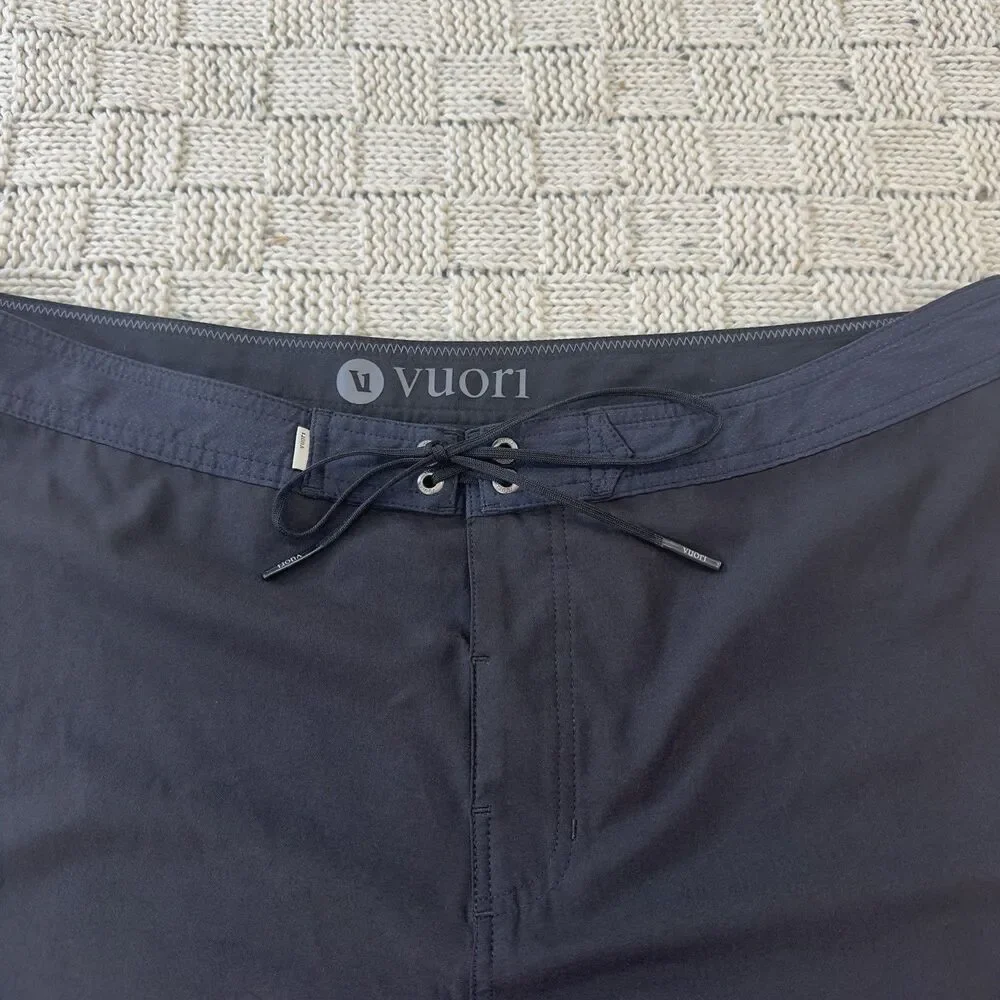Vuori Peak Boardshorts 7” Men’s 38 Black Navy Swim Surf Shorts Performance Read - Picture 3 of 10